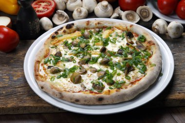 Peynirli ve mantarlı pizza.