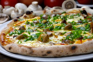 Mantarlı ve peynirli pizza. 