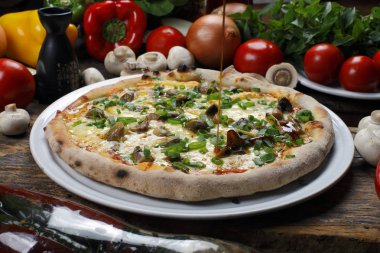 Mantarlı ve peynirli pizza. 