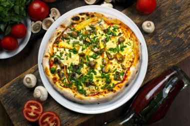 Mantarlı ve peynirli pizza. 