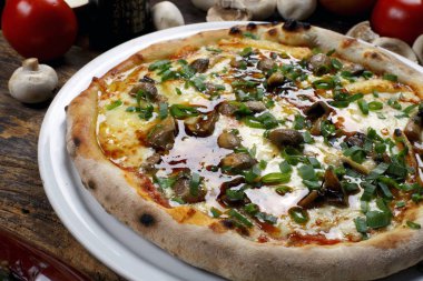 Mantarlı ve peynirli pizza. 