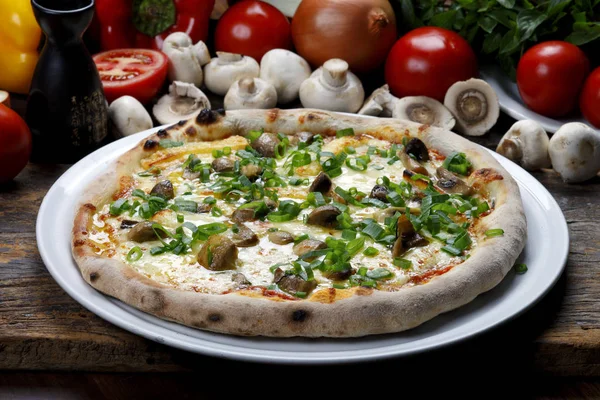 Pizza con queso y champiñones — Foto de Stock
