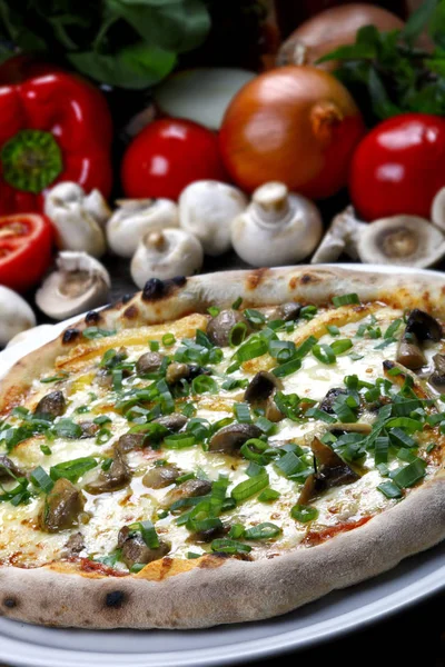 Pizza com cogumelos e queijo — Fotografia de Stock