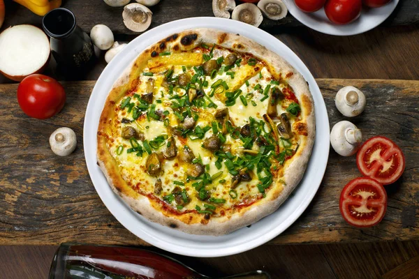 Pizza with mushrooms and cheese — Stock Photo, Image