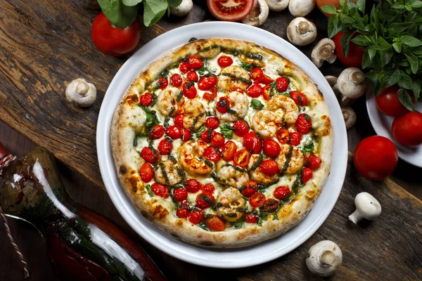 Морепродукты пицца с помидорами черри — стоковое фото