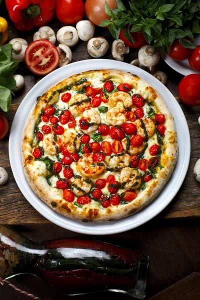 Морепродукты пицца с помидорами черри — стоковое фото