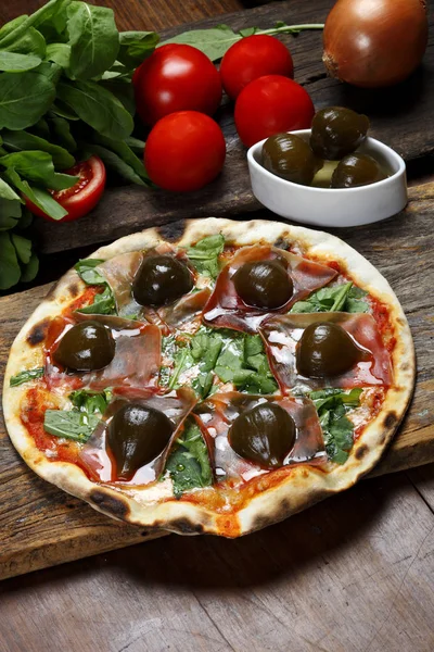 Pizza com cebola e presunto — Fotografia de Stock