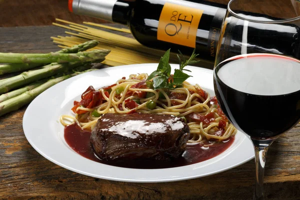 Филе миньон с соусом из красного вина — стоковое фото