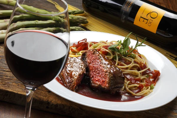 Filet mignon cu sos de vin roșu — Fotografie, imagine de stoc