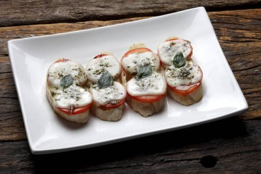 domates ve cheeese kanepe