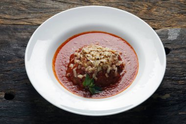 Spagetti Bolognese ve kırmızı şarap