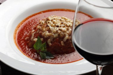 Spagetti Bolognese ve kırmızı şarap