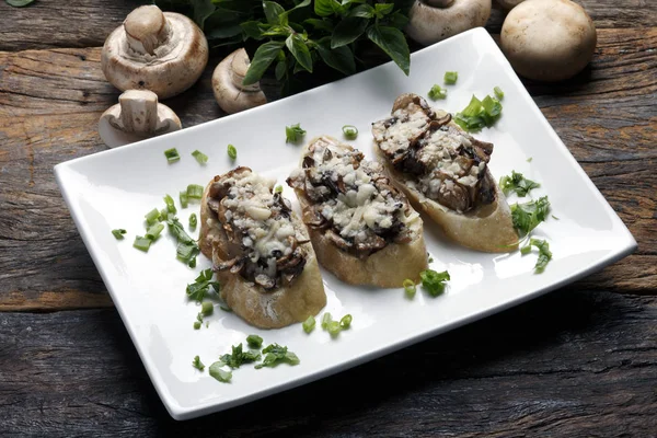 Bruschetta s houbami a sýrem — Stock fotografie