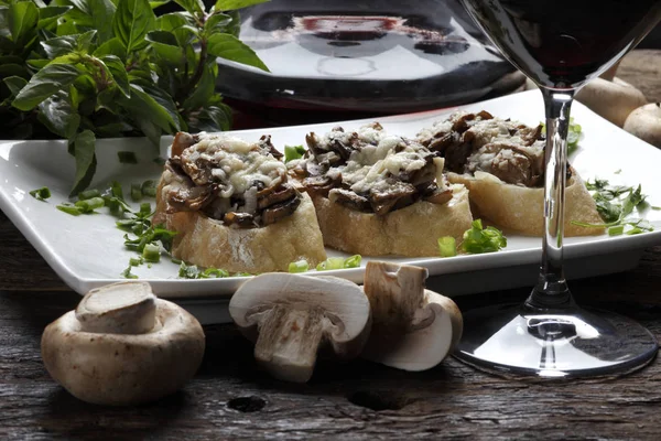 Bruschetta met champignons en kaas — Stockfoto