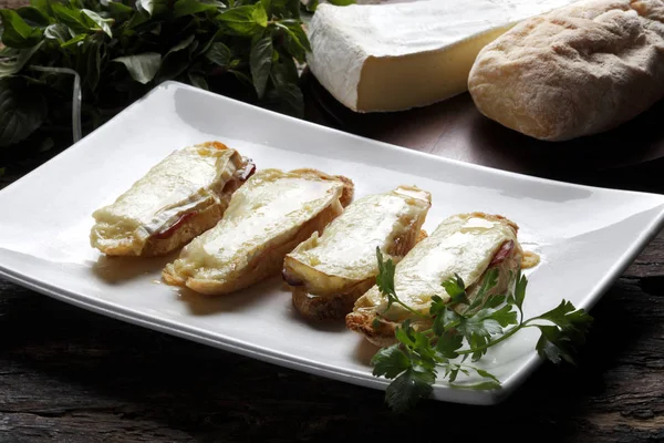 Crostini con jamón y queso —  Fotos de Stock