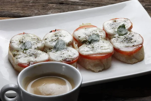 Canapé met tomaten en cheeese — Stockfoto