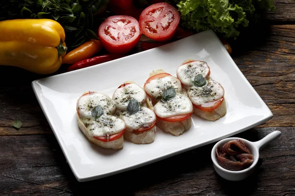 Tartina con pomodori e formaggio — Foto Stock