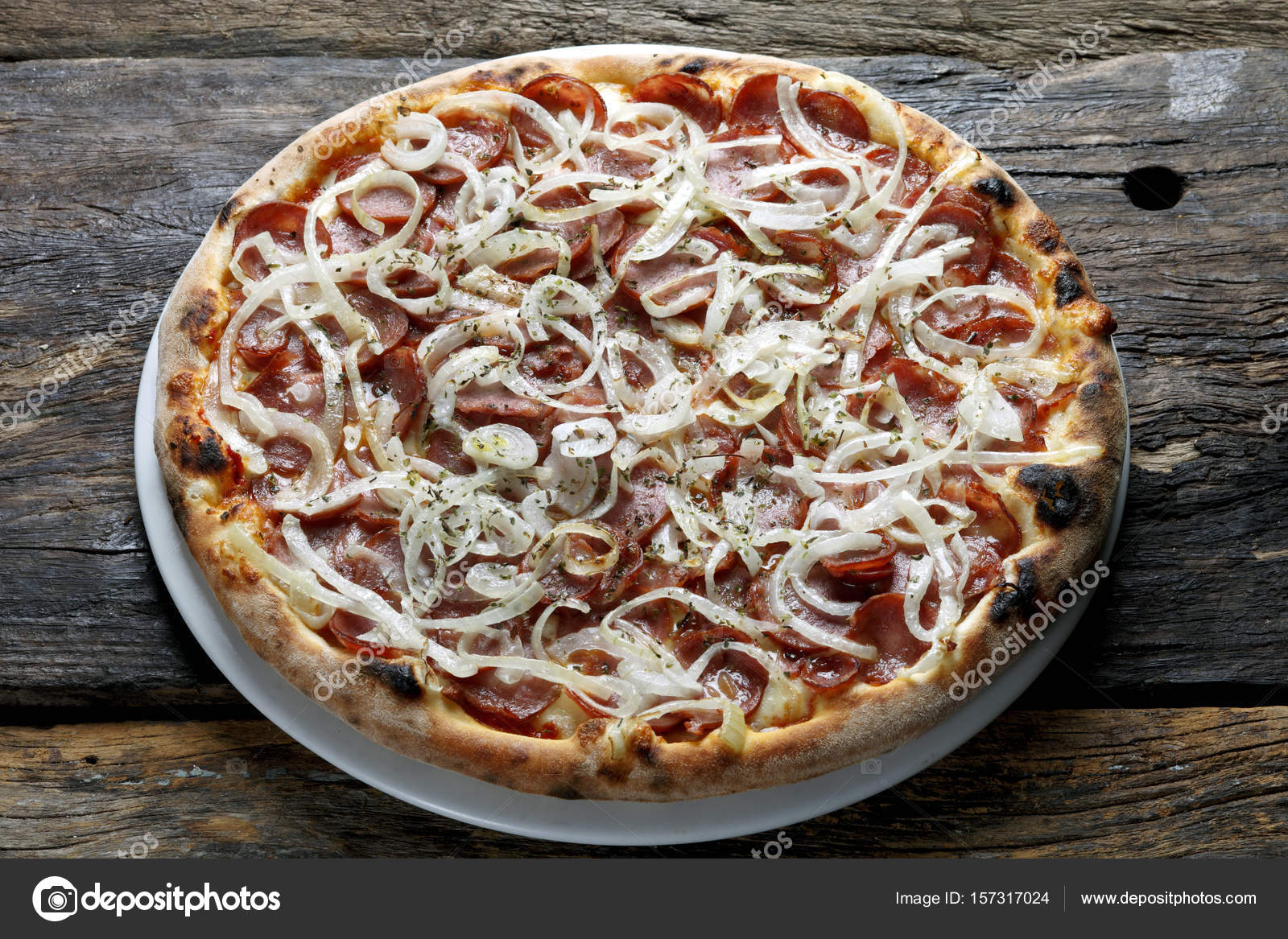 Deliziosa pizza nel forno a legna — Foto Stock ...