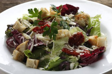 Beyaz tabakta sebze salatası