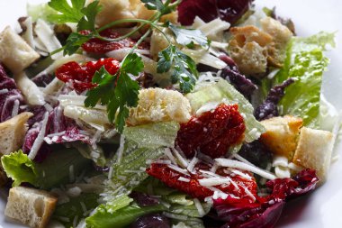 Beyaz tabakta sebze salatası