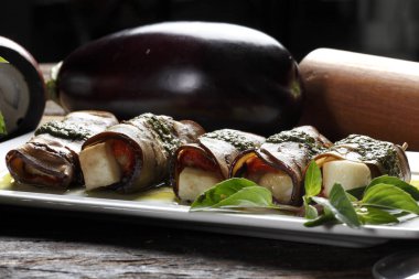 peynir ile doldurulmuş sağlıklı patlıcan ruloları