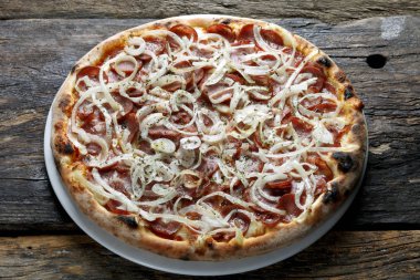 Odun fırınından lezzetli pizza