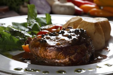 Salata ile kavrulmuş fileto mignon