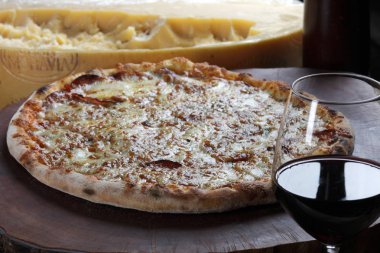 Odun fırınından lezzetli pizza