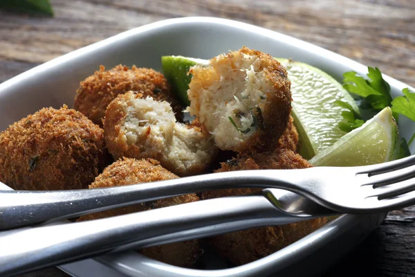 Pommes frites fiskbullar — Stockfoto