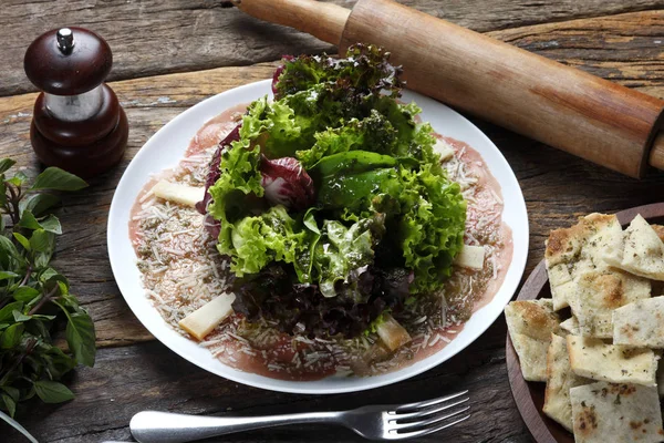 Carpaccio con insalata di lattuga — Foto Stock
