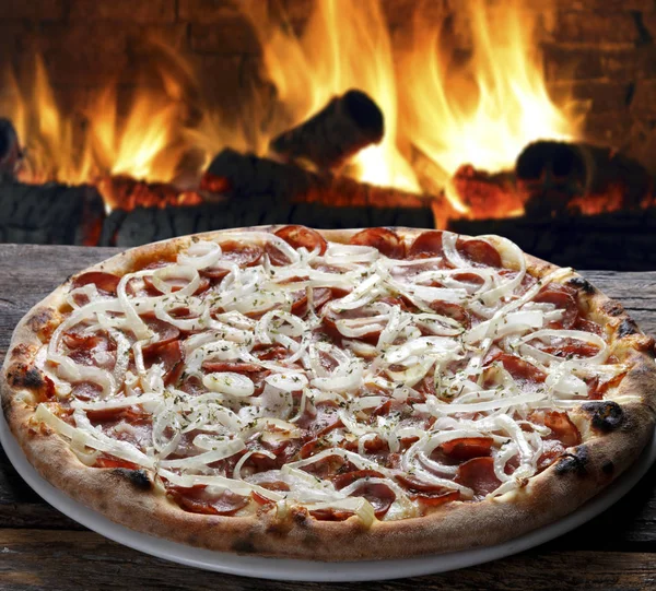 Pyszne pizzy w piecu opalanym drewnem — Zdjęcie stockowe