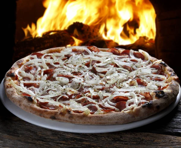 Deliciosa pizza en el horno a leña — Foto de Stock