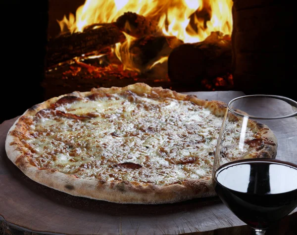 Deliziosa pizza nel forno a legna — Foto Stock