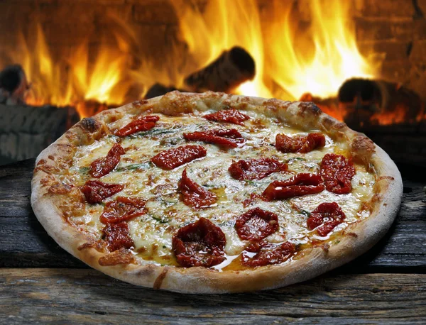 Ízletes pizza a fatüzelésű kemencében — Stock Fotó