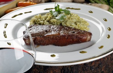 Risotto ile et ve kırmızı şarap