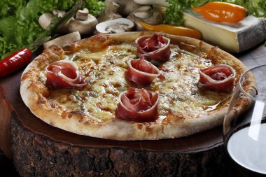 Pizza kadeh kırmızı şarap ile
