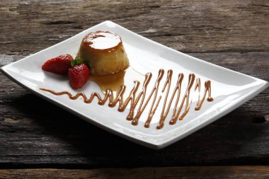 Puding süt ve yumurta şurubu ile