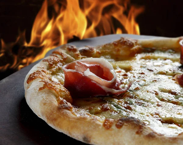 Delicious pizza in the wood-fired oven — Stock Photo, Image