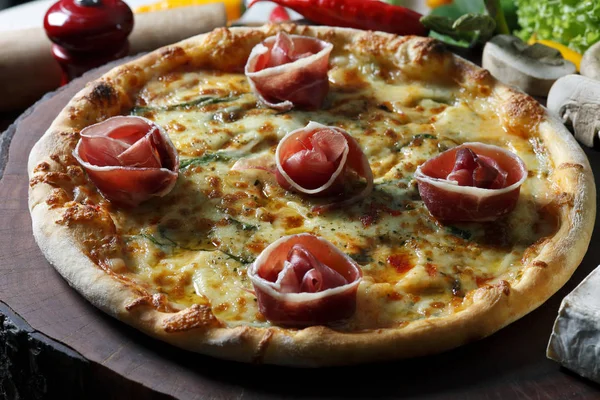 Deliciosa pizza no forno a lenha — Fotografia de Stock