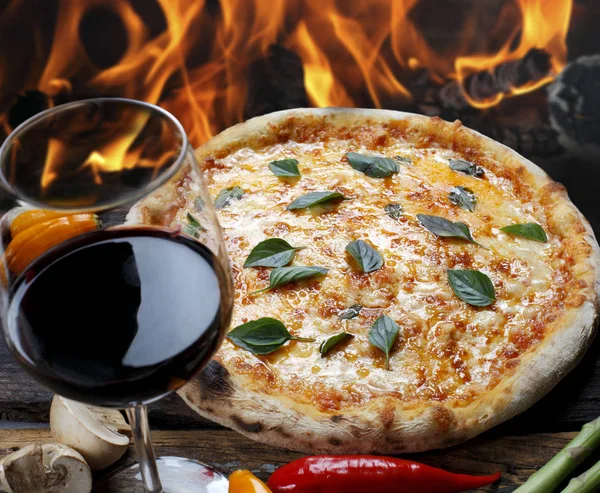 Pizza com copo de vinho tinto — Fotografia de Stock