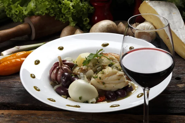 Merluzzo bianco con verdure e bicchiere di vino rosso — Foto Stock
