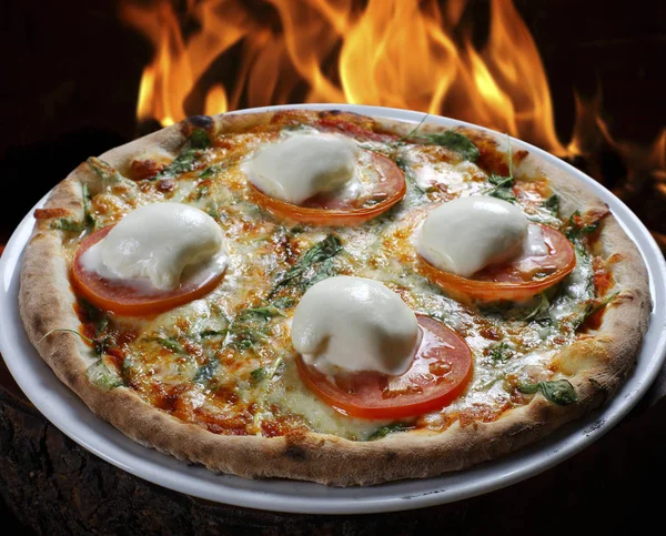 木头的烤炉的美味比萨 — 图库照片