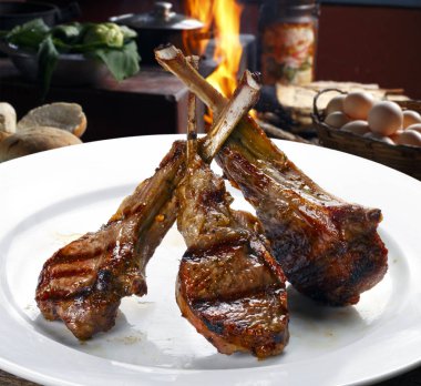 Kızarmış kuzu kaburga