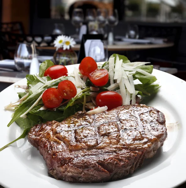 Steak mit Pommes — Stockfoto