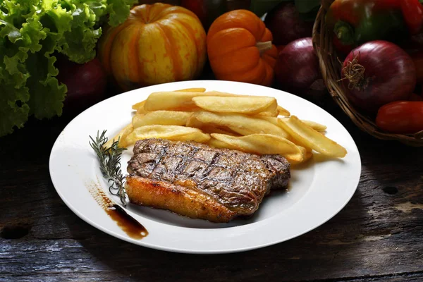 Batatas fritas com picanha brasileira — Fotografia de Stock