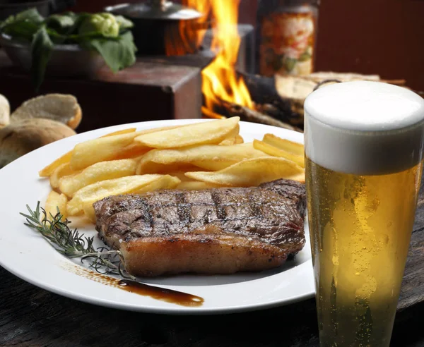 Filete con papas fritas — Foto de Stock