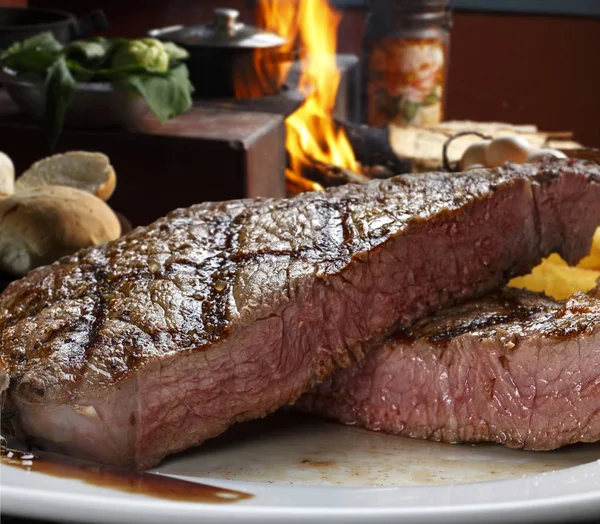 Bife com batatas fritas — Fotografia de Stock