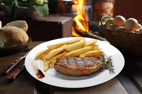 Patatas fritas con picanha brasileña —  Fotos de Stock