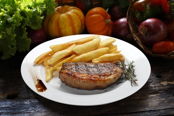 ブラジルの picanha とフライド ポテト — ストック写真