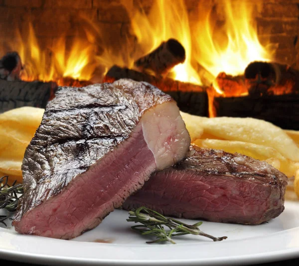 Batatas fritas com picanha brasileira — Fotografia de Stock